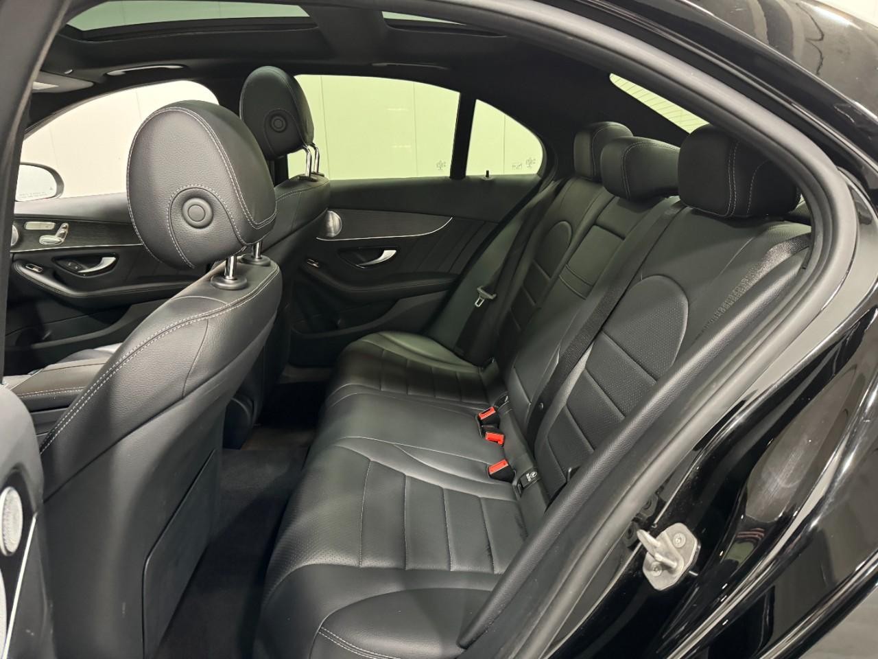 Mercedes-Benz C-Class Vehicle Full-screen Gallery Image 8