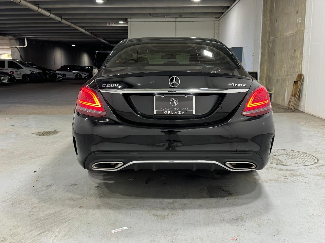 Mercedes-Benz C-Class Vehicle Full-screen Gallery Image 9