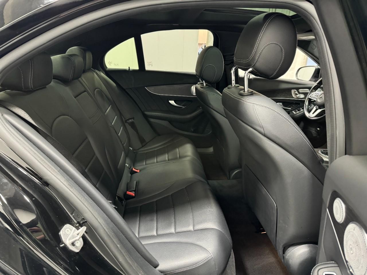 Mercedes-Benz C-Class Vehicle Full-screen Gallery Image 10