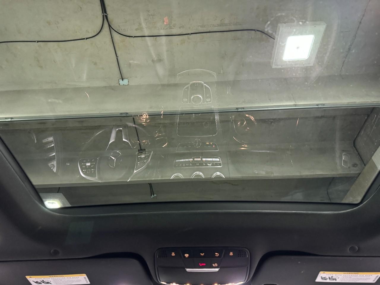 Mercedes-Benz C-Class Vehicle Full-screen Gallery Image 11