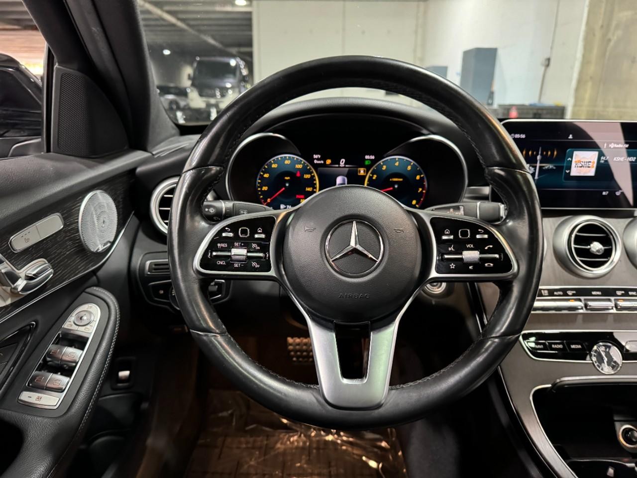 Mercedes-Benz C-Class Vehicle Full-screen Gallery Image 13