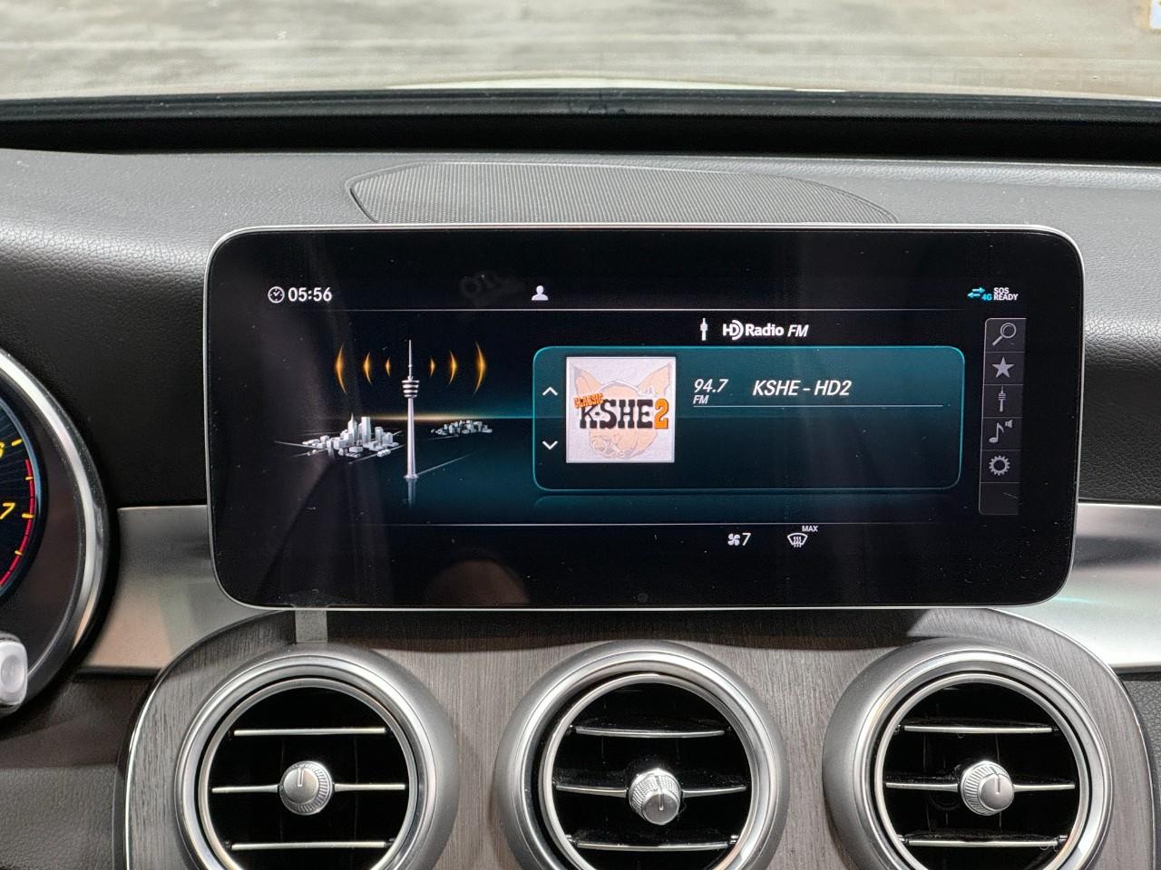 Mercedes-Benz C-Class Vehicle Full-screen Gallery Image 14