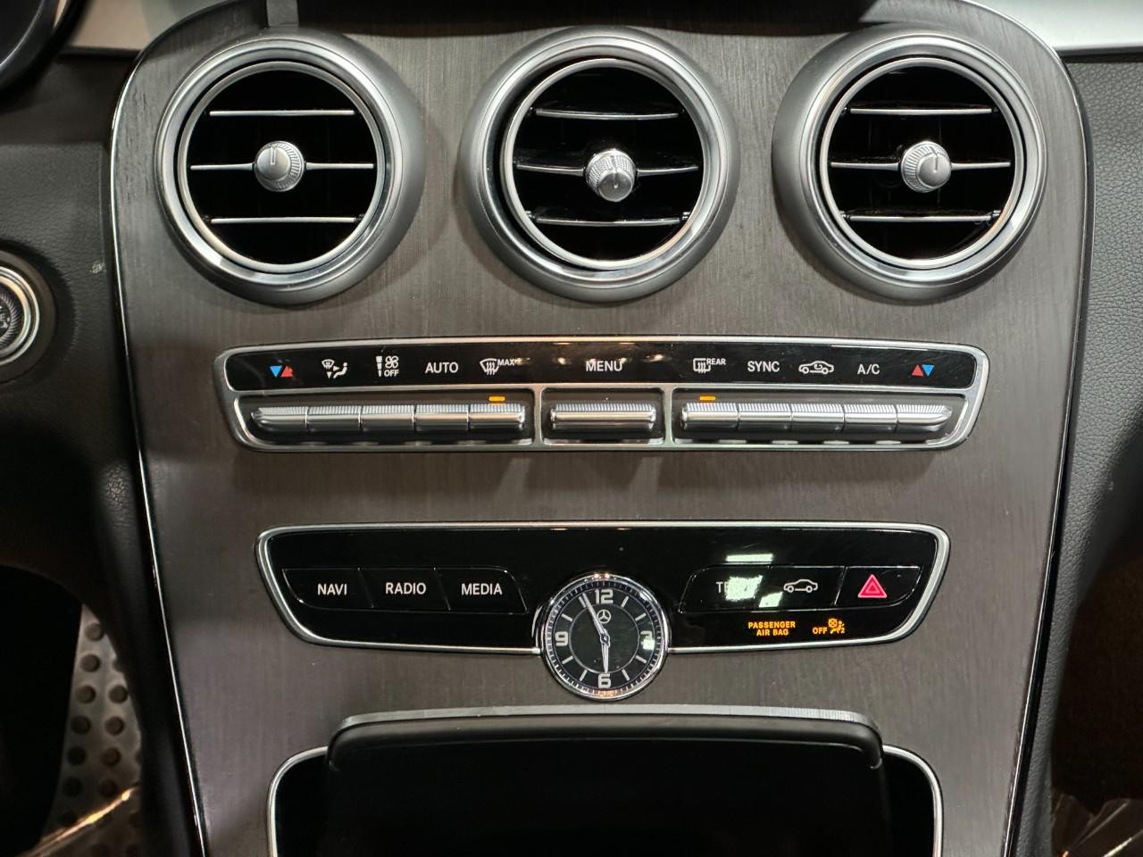 Mercedes-Benz C-Class Vehicle Full-screen Gallery Image 15