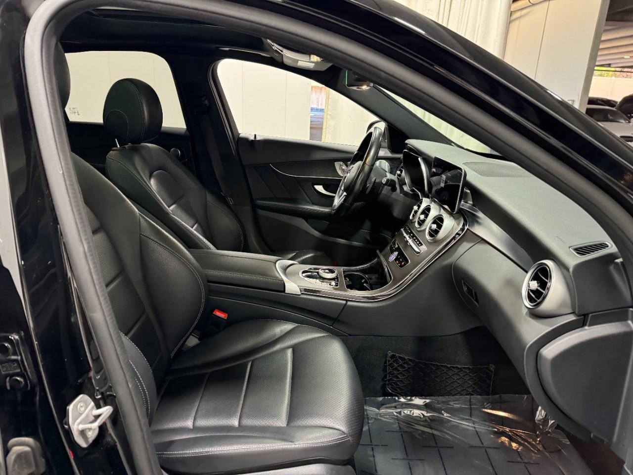 Mercedes-Benz C-Class Vehicle Full-screen Gallery Image 18