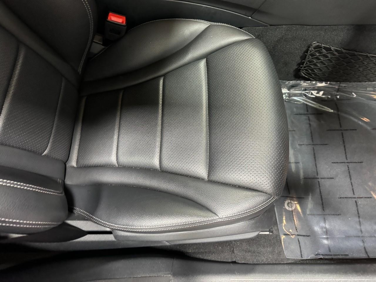 Mercedes-Benz C-Class Vehicle Full-screen Gallery Image 19