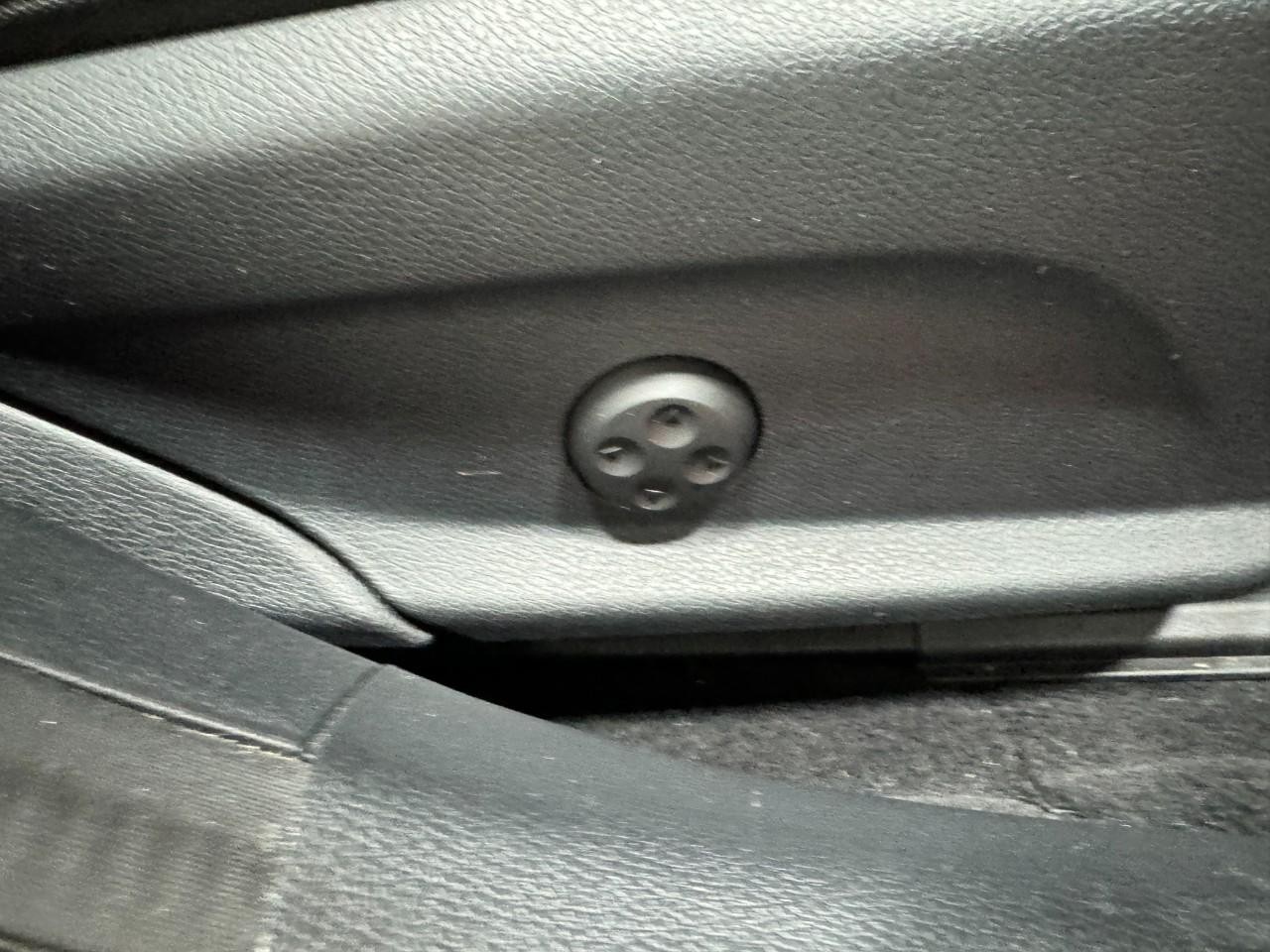 Mercedes-Benz C-Class Vehicle Full-screen Gallery Image 20