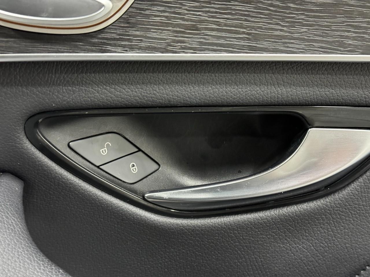 Mercedes-Benz C-Class Vehicle Full-screen Gallery Image 22