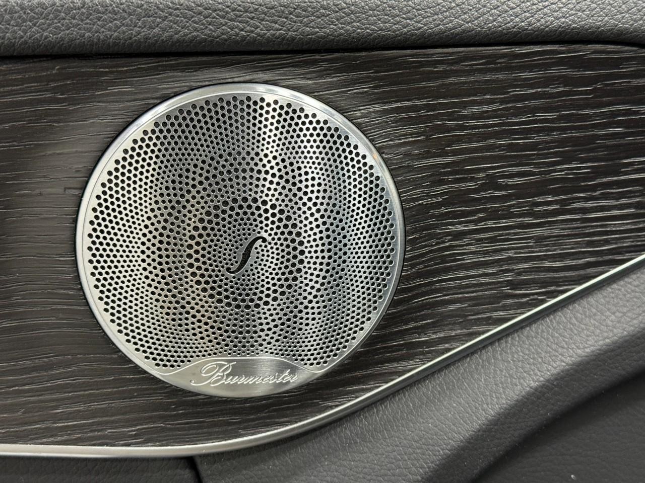 Mercedes-Benz C-Class Vehicle Full-screen Gallery Image 24