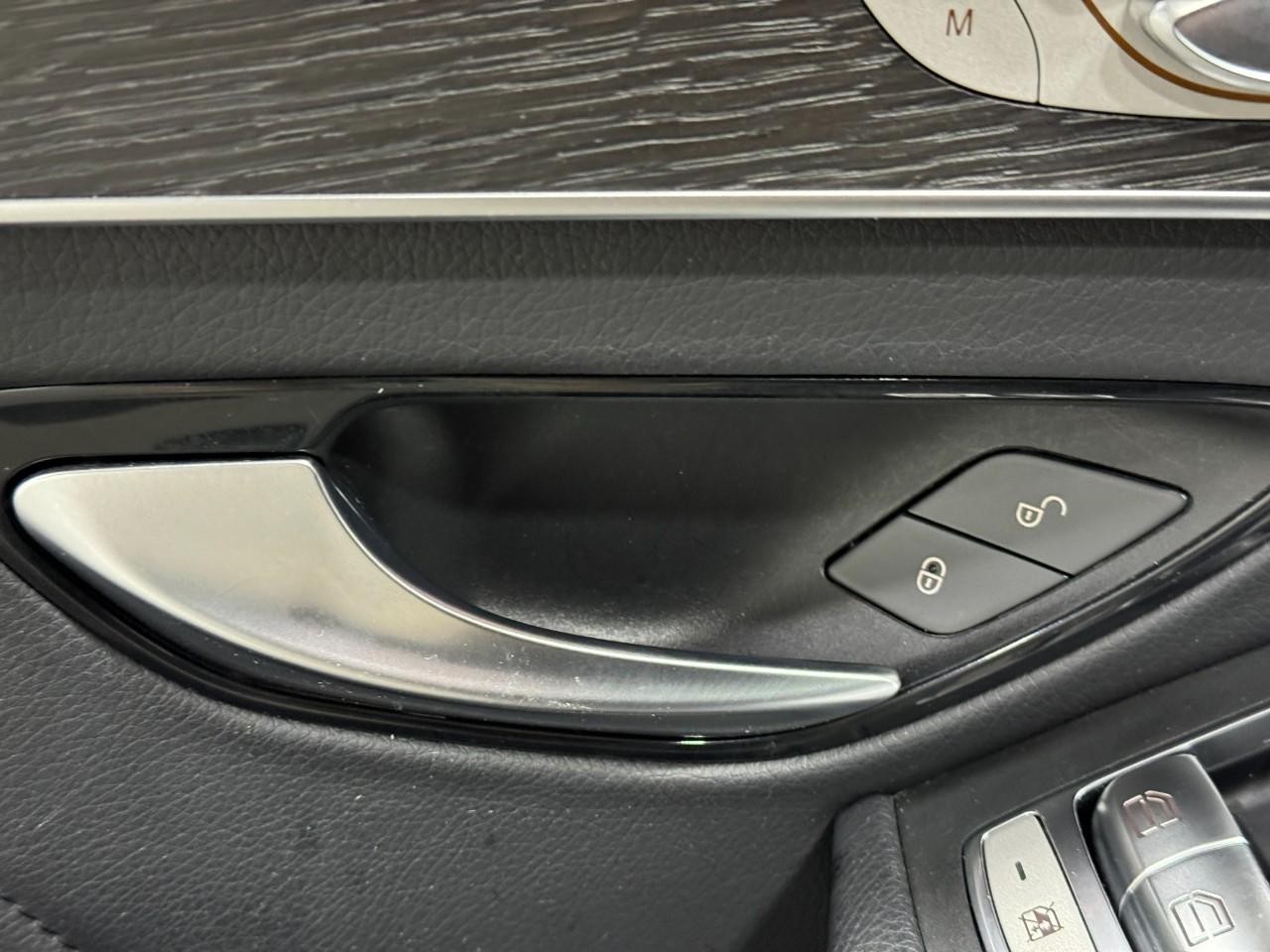 Mercedes-Benz C-Class Vehicle Full-screen Gallery Image 26