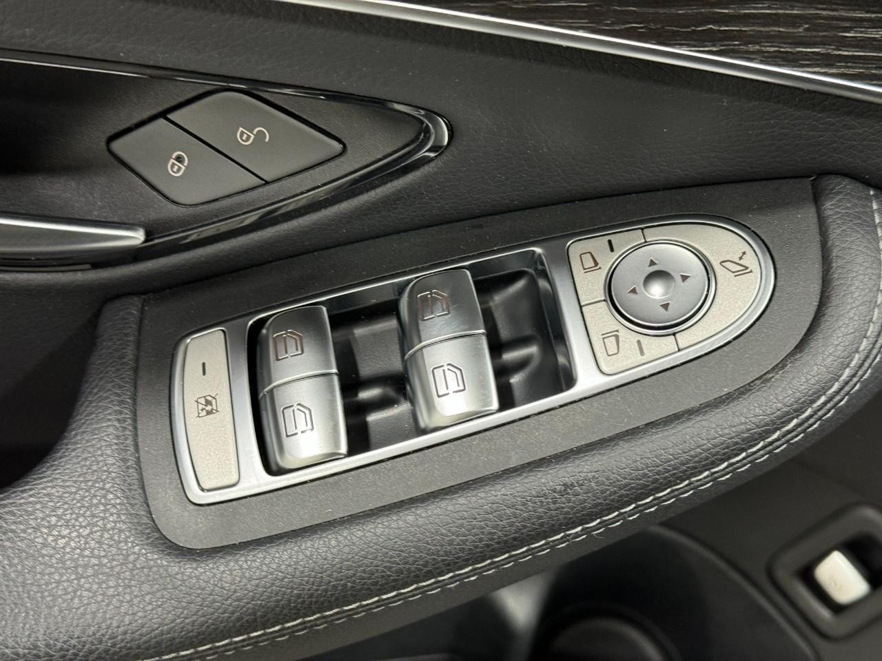 Mercedes-Benz C-Class Vehicle Full-screen Gallery Image 27