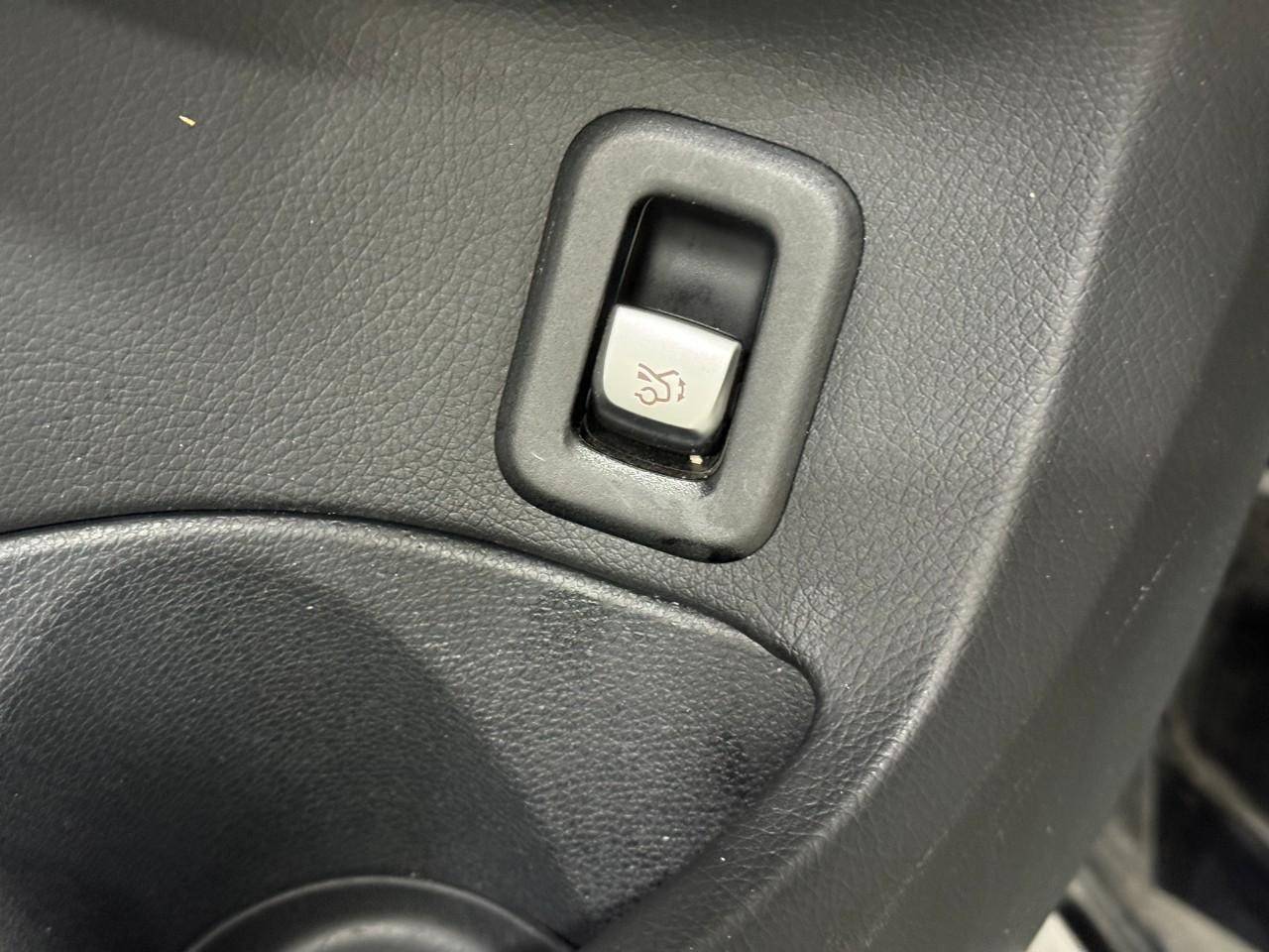 Mercedes-Benz C-Class Vehicle Full-screen Gallery Image 28