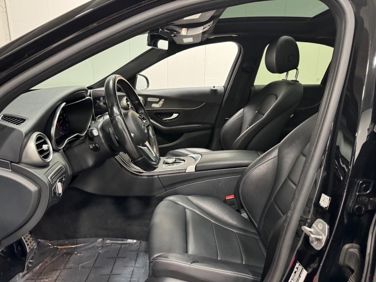 Mercedes-Benz C-Class Vehicle Full-screen Gallery Image 29