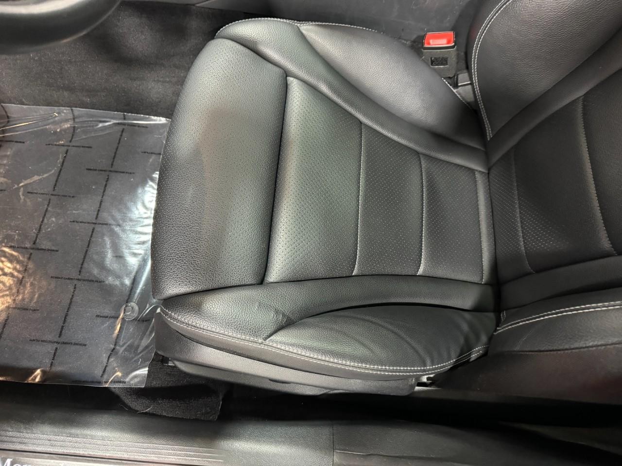 Mercedes-Benz C-Class Vehicle Full-screen Gallery Image 30