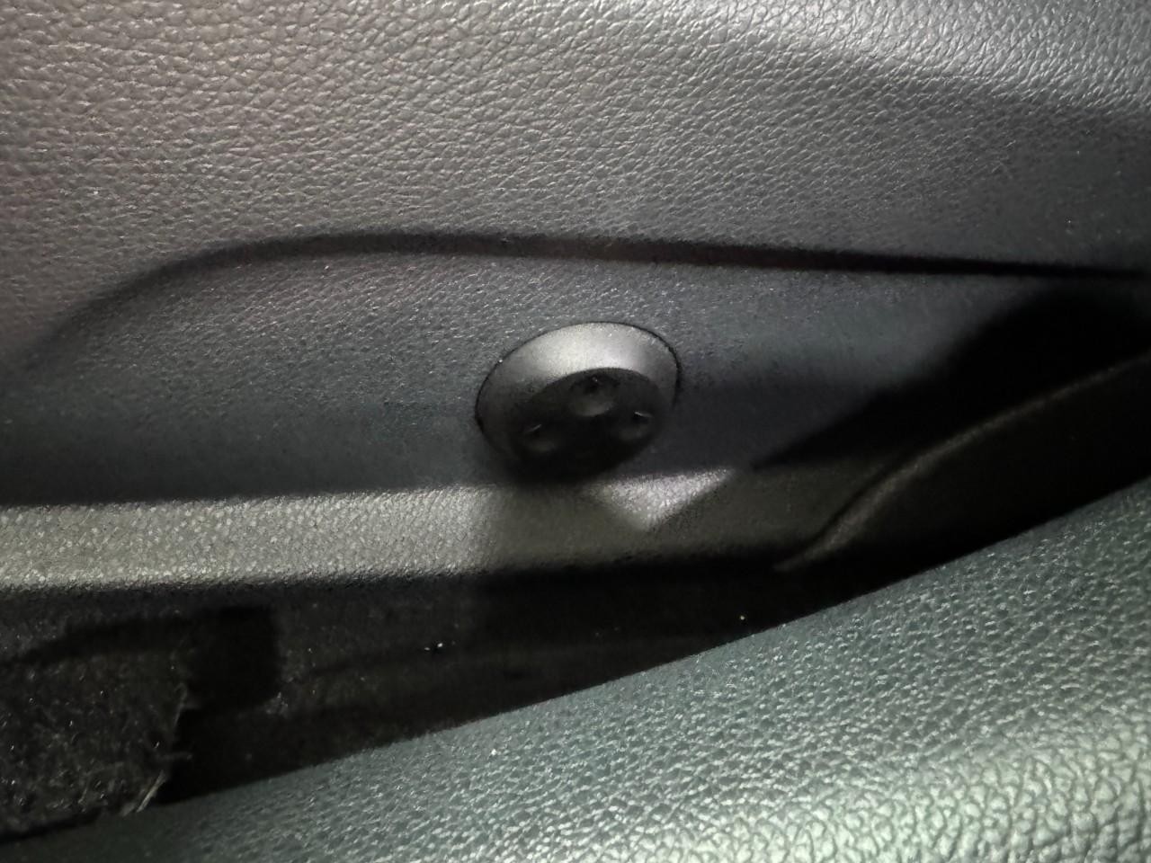 Mercedes-Benz C-Class Vehicle Full-screen Gallery Image 31