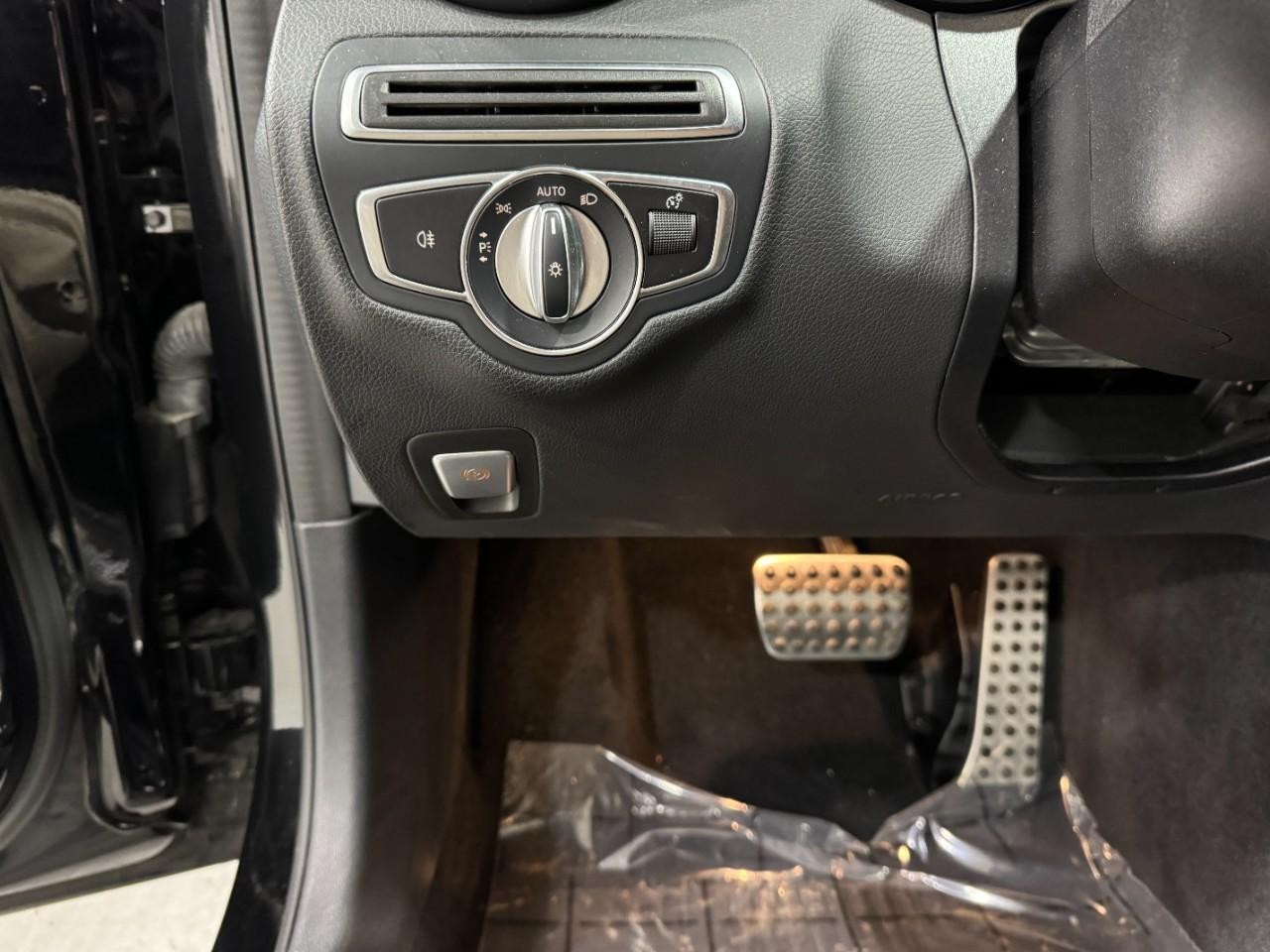 Mercedes-Benz C-Class Vehicle Full-screen Gallery Image 32