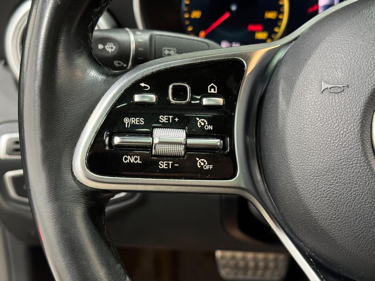 Mercedes-Benz C-Class Vehicle Full-screen Gallery Image 33