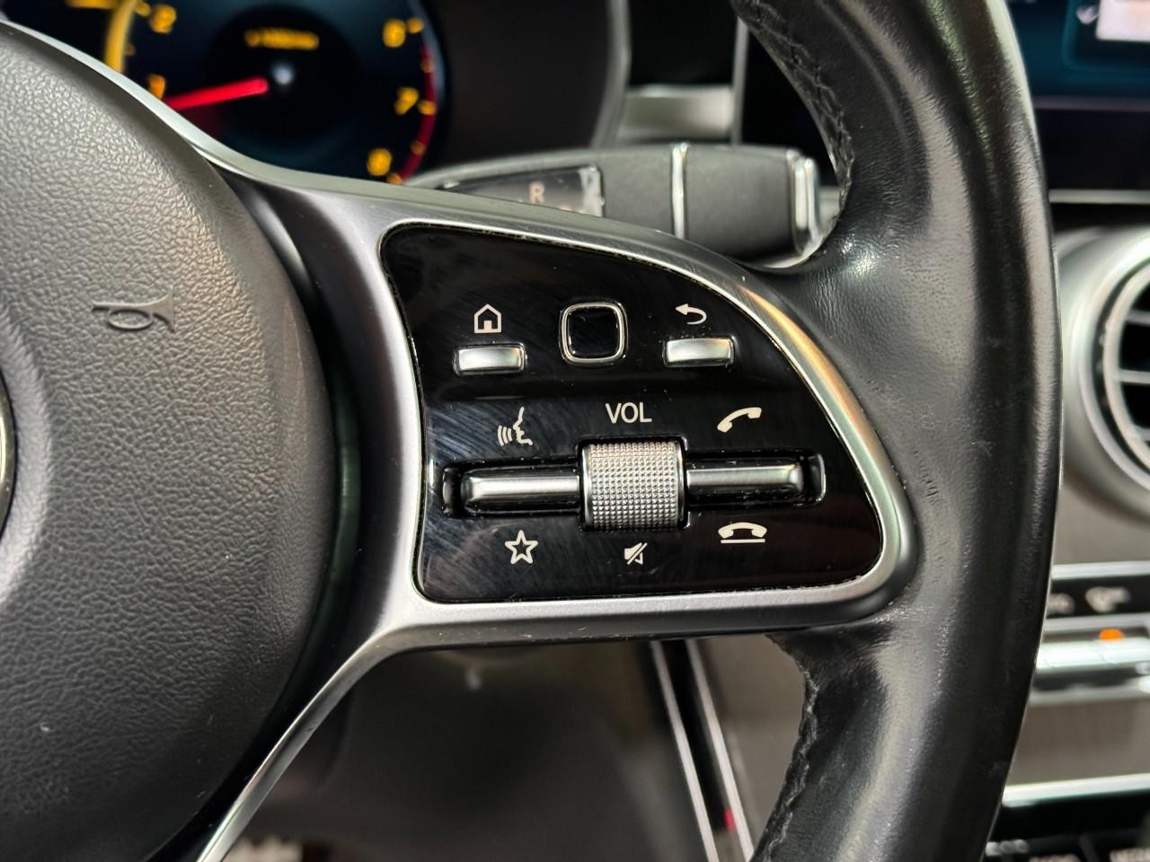 Mercedes-Benz C-Class Vehicle Full-screen Gallery Image 34