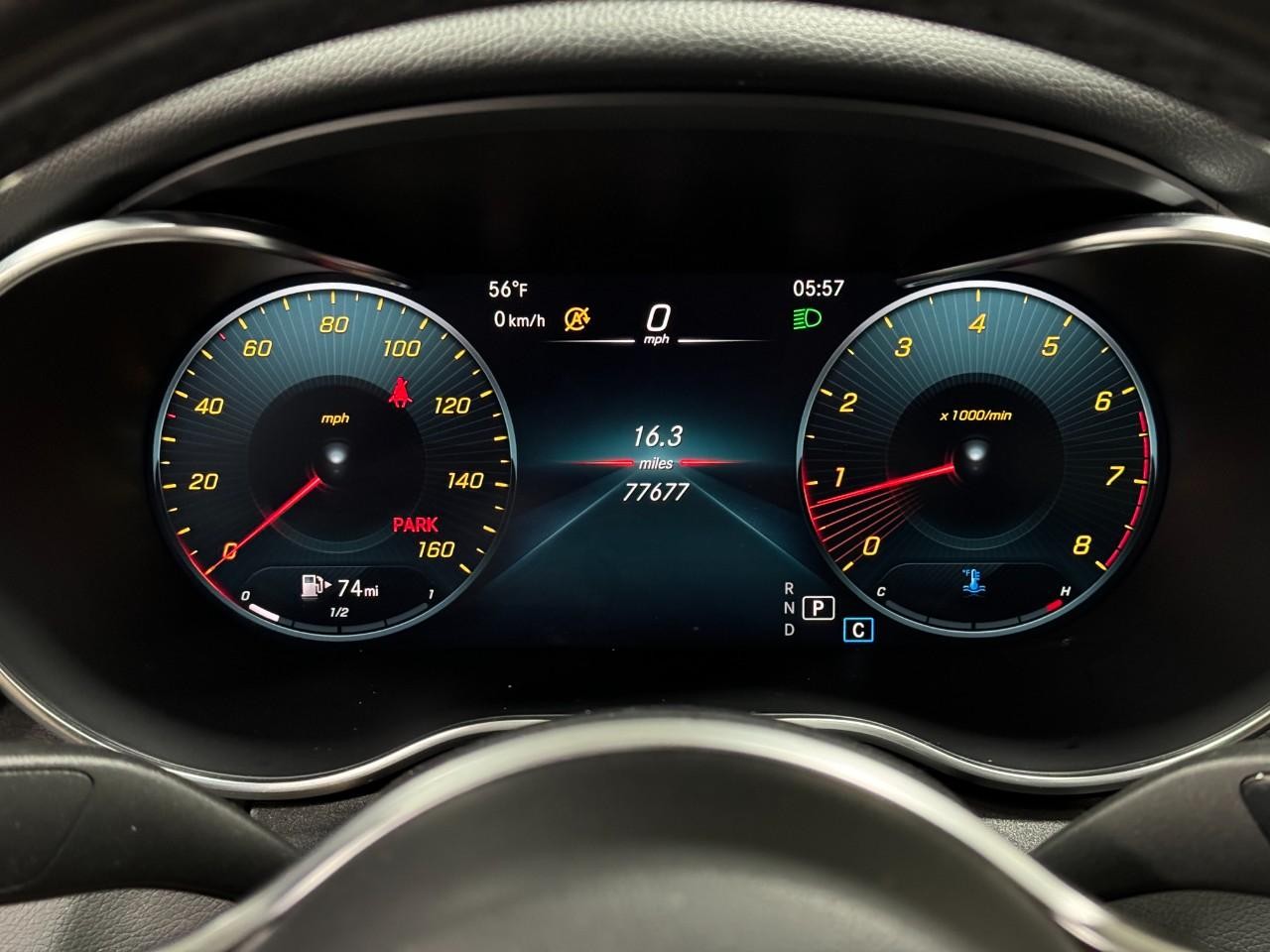 Mercedes-Benz C-Class Vehicle Full-screen Gallery Image 35