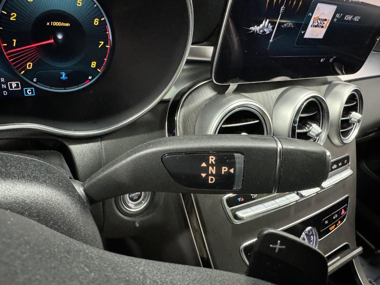 Mercedes-Benz C-Class Vehicle Full-screen Gallery Image 36