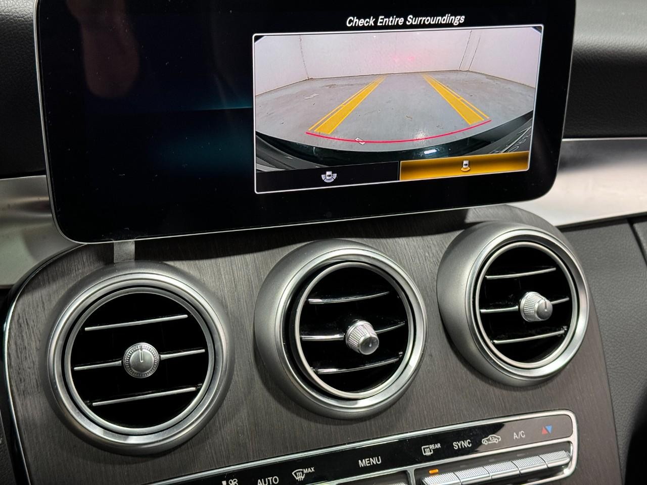 Mercedes-Benz C-Class Vehicle Full-screen Gallery Image 37