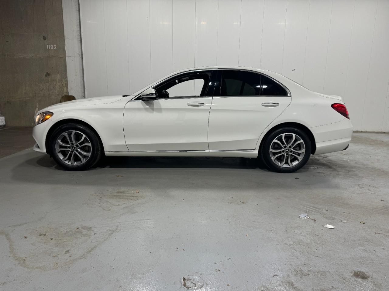 Mercedes-Benz C-Class Vehicle Full-screen Gallery Image 2