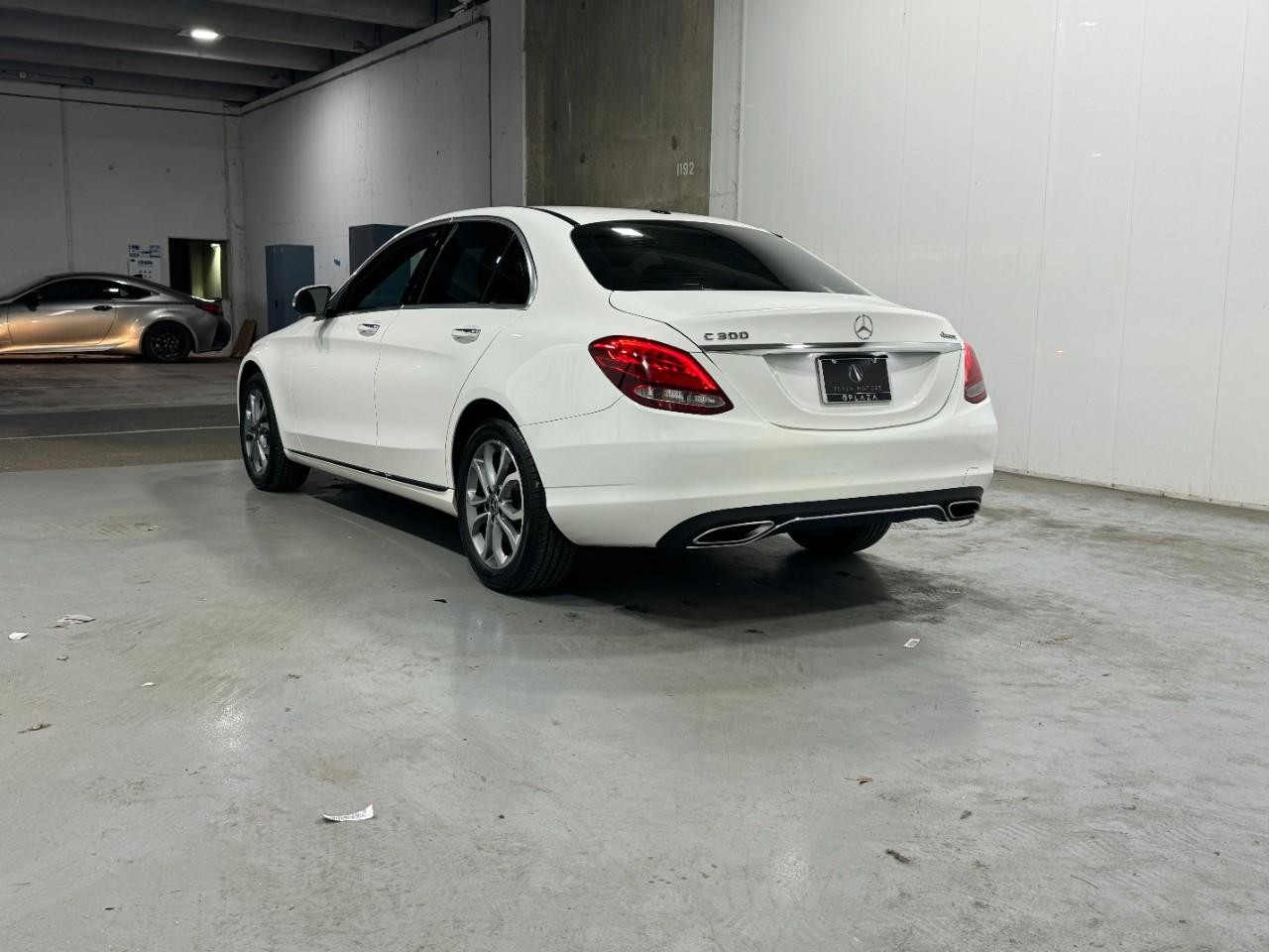 Mercedes-Benz C-Class Vehicle Full-screen Gallery Image 3