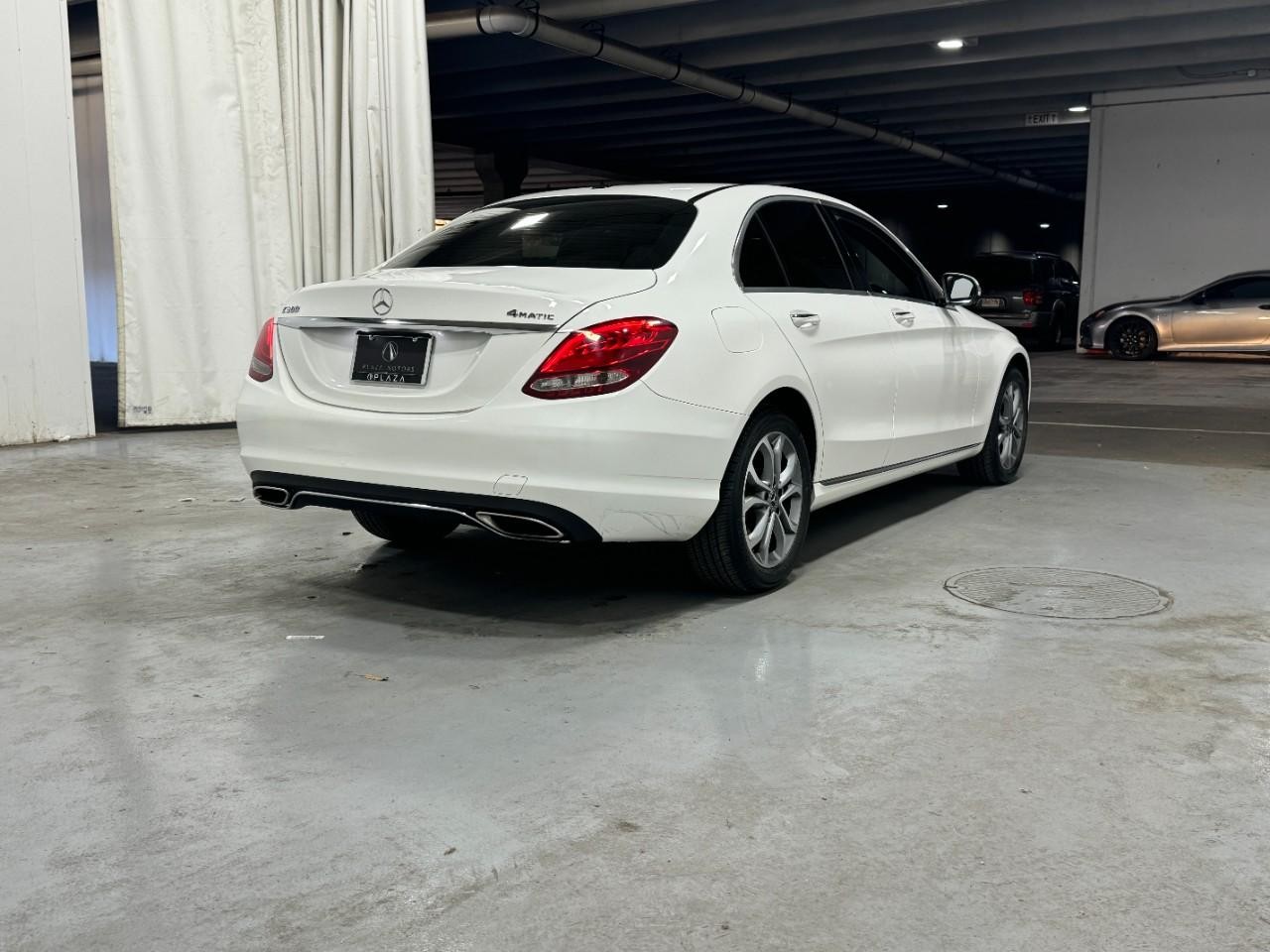 Mercedes-Benz C-Class Vehicle Full-screen Gallery Image 4