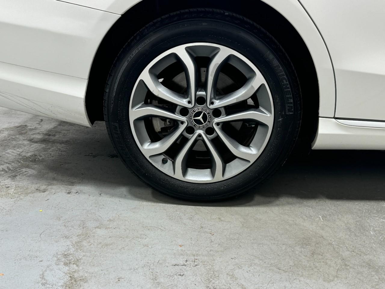 Mercedes-Benz C-Class Vehicle Full-screen Gallery Image 5