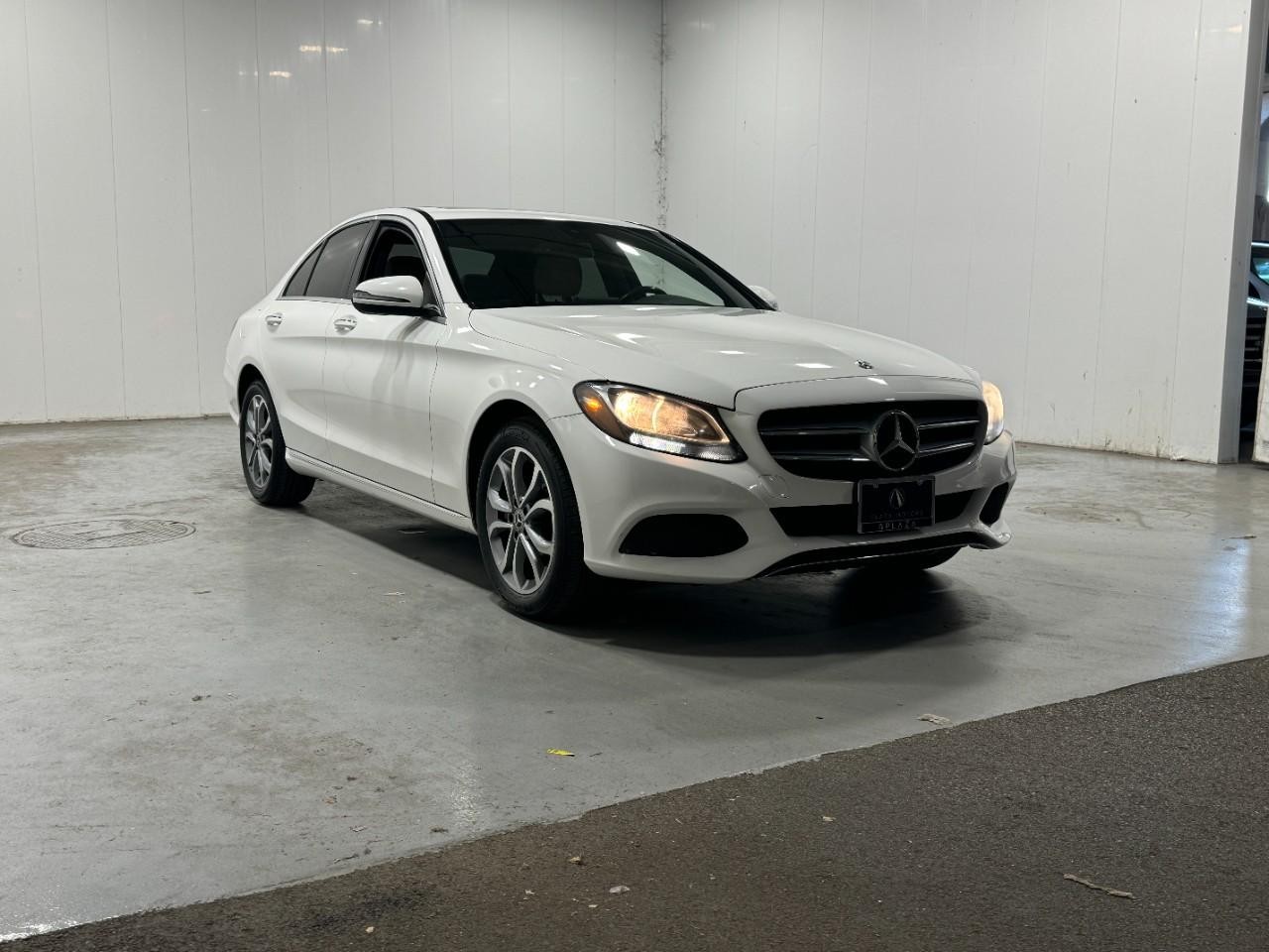 Mercedes-Benz C-Class Vehicle Full-screen Gallery Image 6