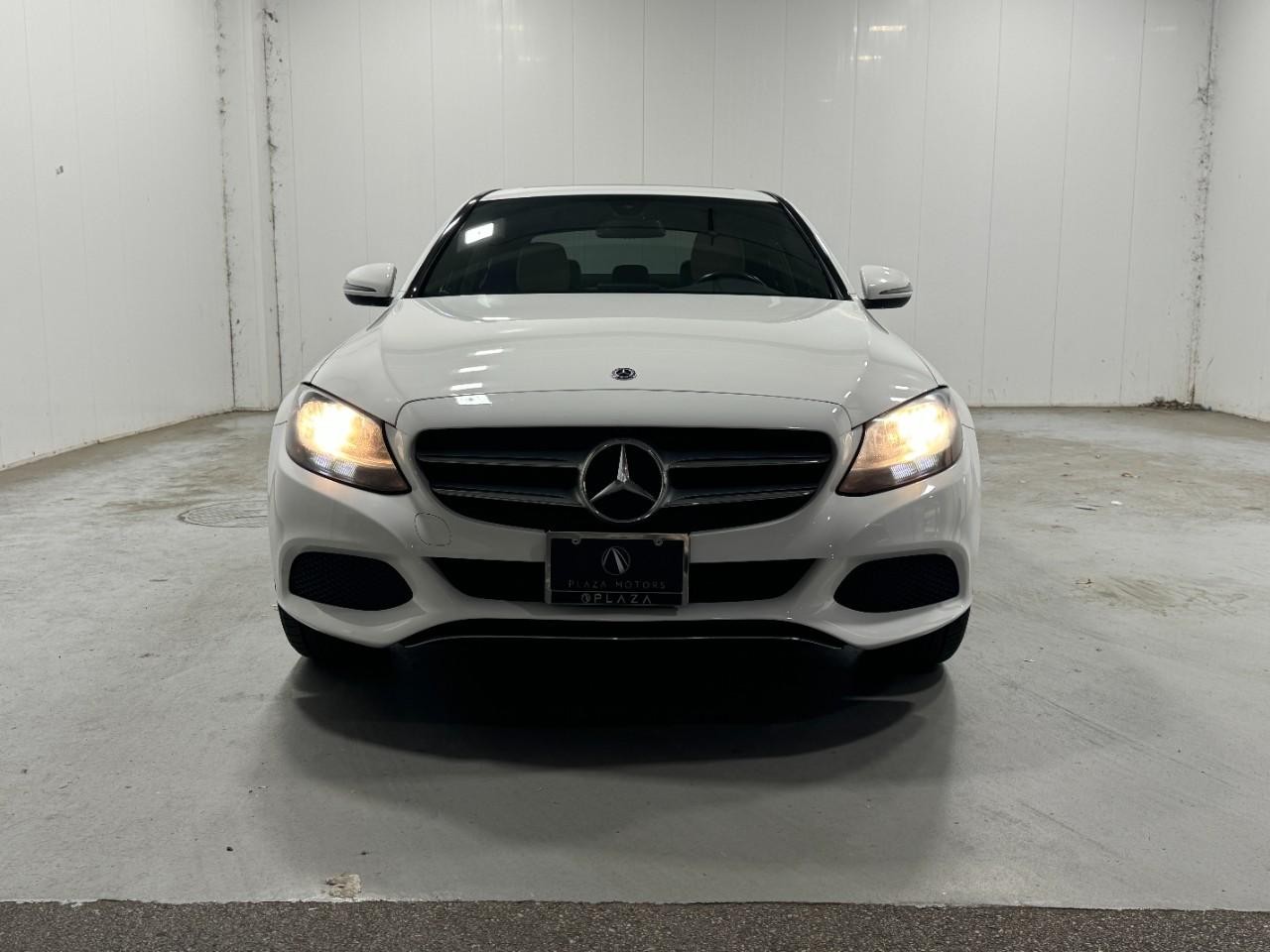 Mercedes-Benz C-Class Vehicle Full-screen Gallery Image 7