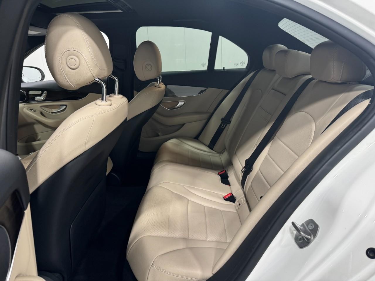 Mercedes-Benz C-Class Vehicle Full-screen Gallery Image 8