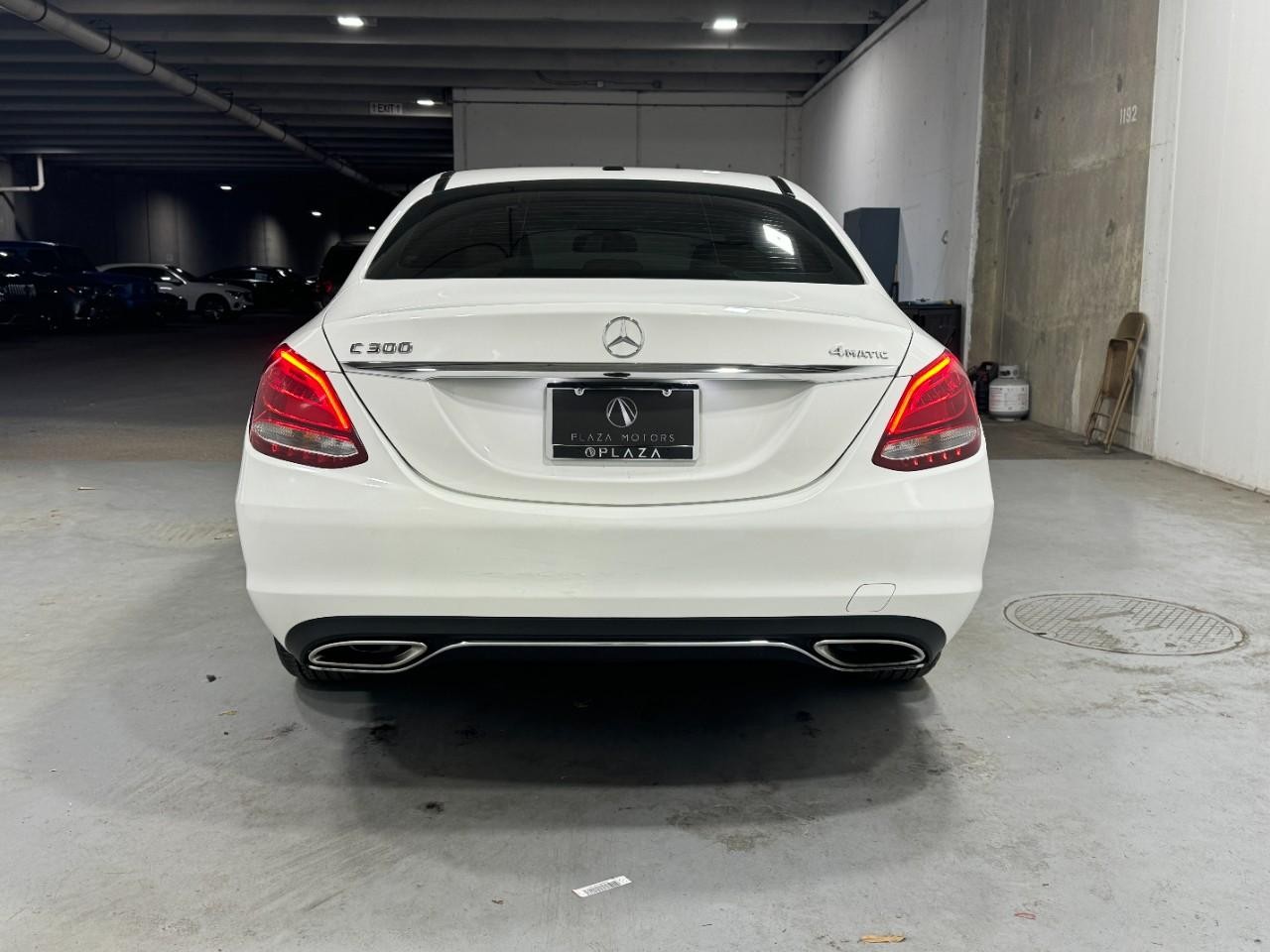 Mercedes-Benz C-Class Vehicle Full-screen Gallery Image 9