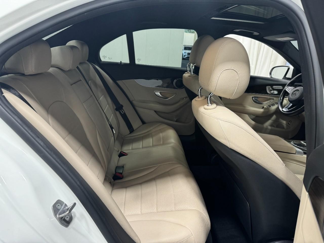 Mercedes-Benz C-Class Vehicle Full-screen Gallery Image 10