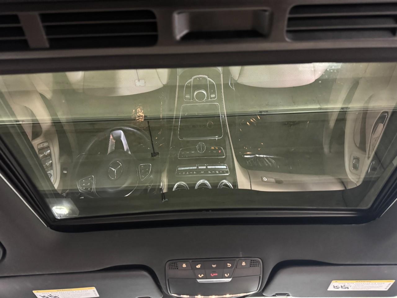 Mercedes-Benz C-Class Vehicle Full-screen Gallery Image 11