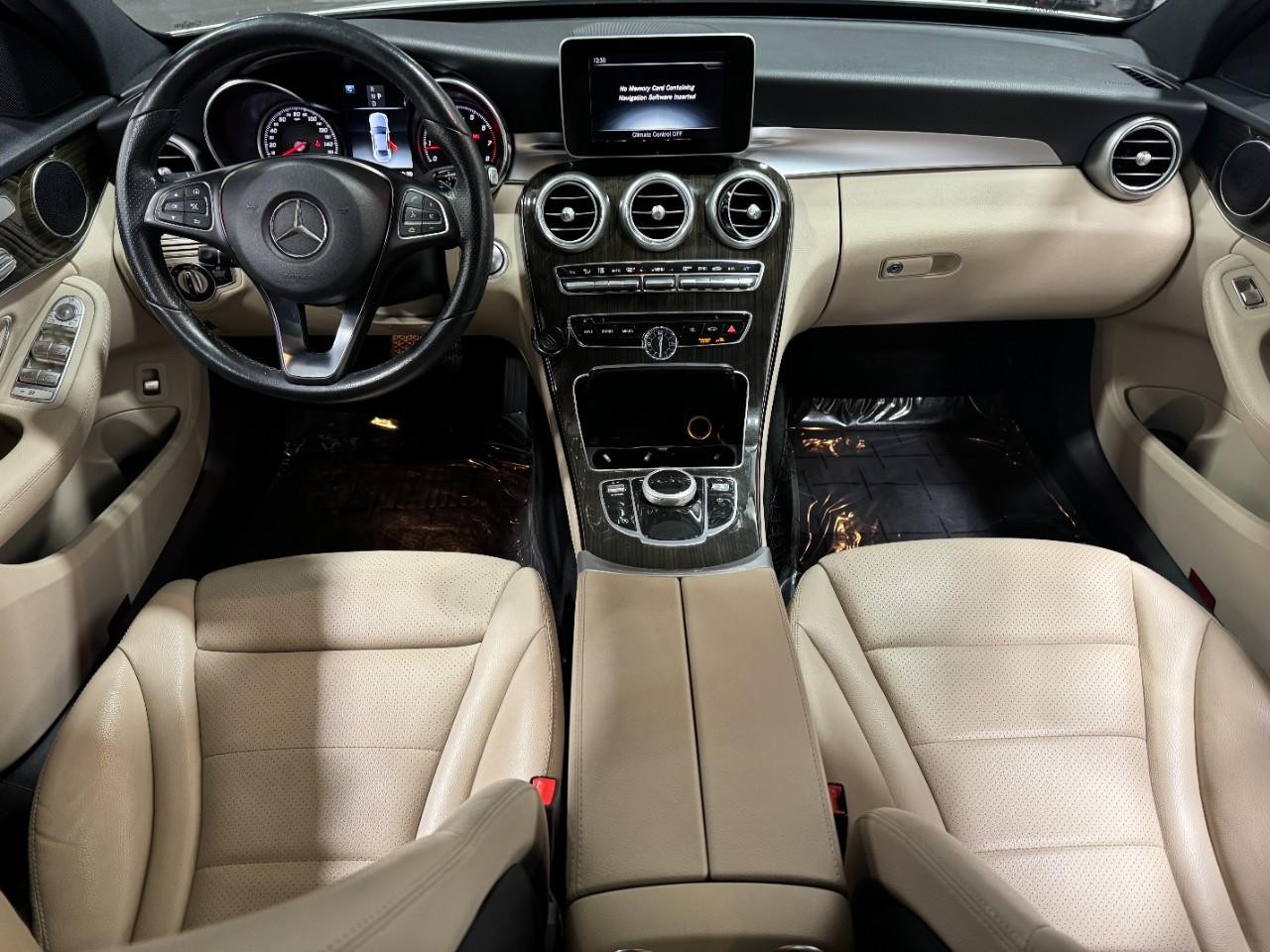 Mercedes-Benz C-Class Vehicle Full-screen Gallery Image 12