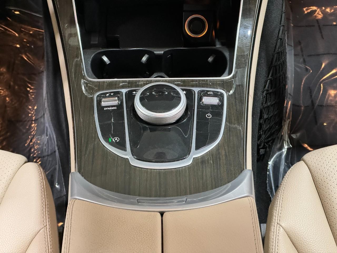 Mercedes-Benz C-Class Vehicle Full-screen Gallery Image 16