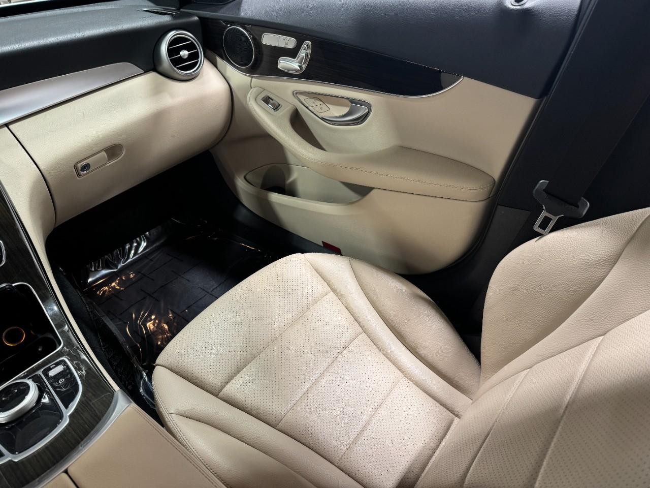 Mercedes-Benz C-Class Vehicle Full-screen Gallery Image 17