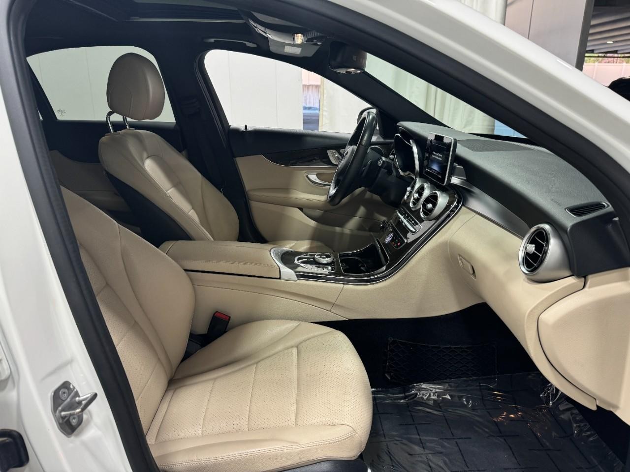 Mercedes-Benz C-Class Vehicle Full-screen Gallery Image 18