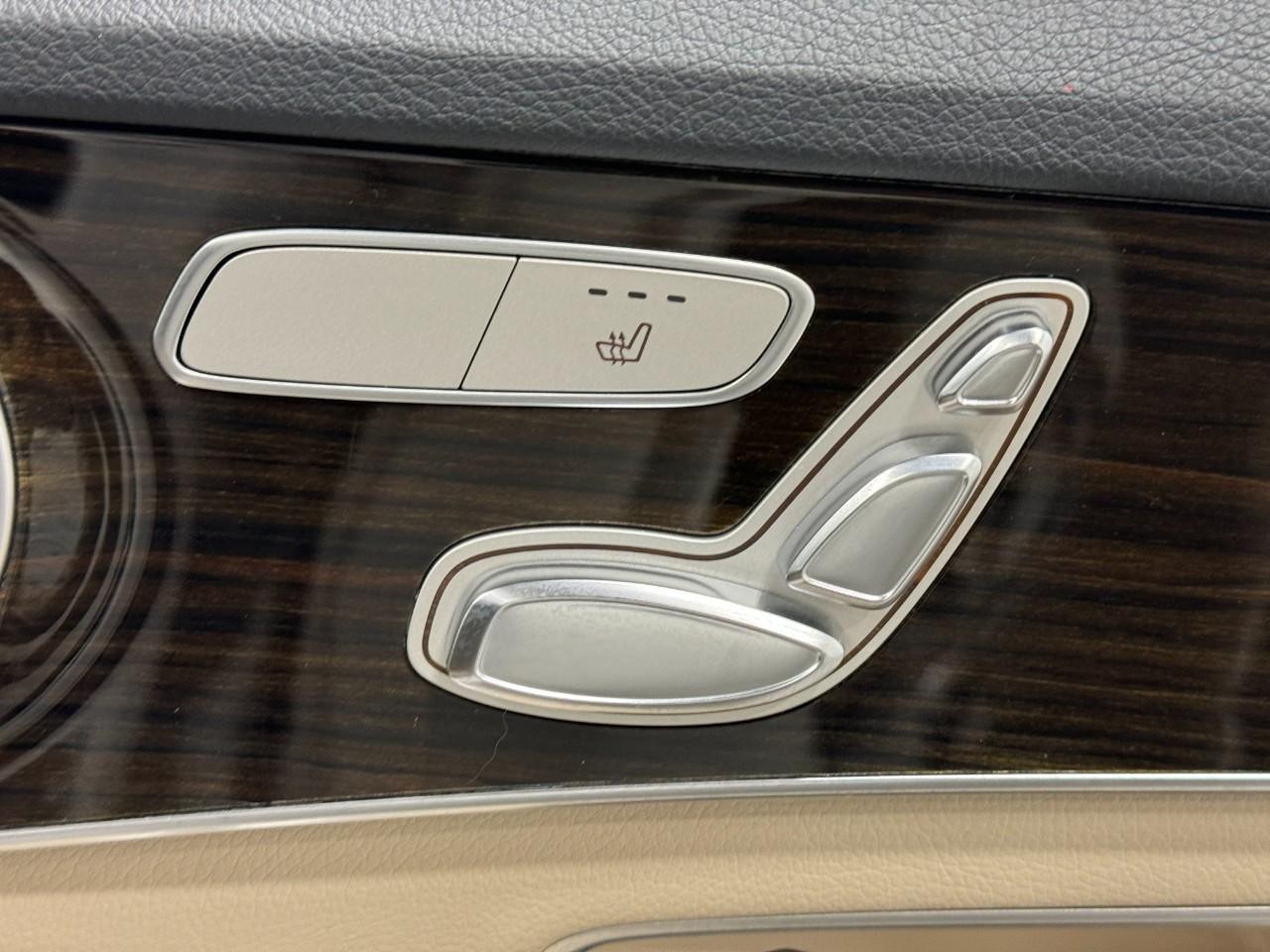 Mercedes-Benz C-Class Vehicle Full-screen Gallery Image 21