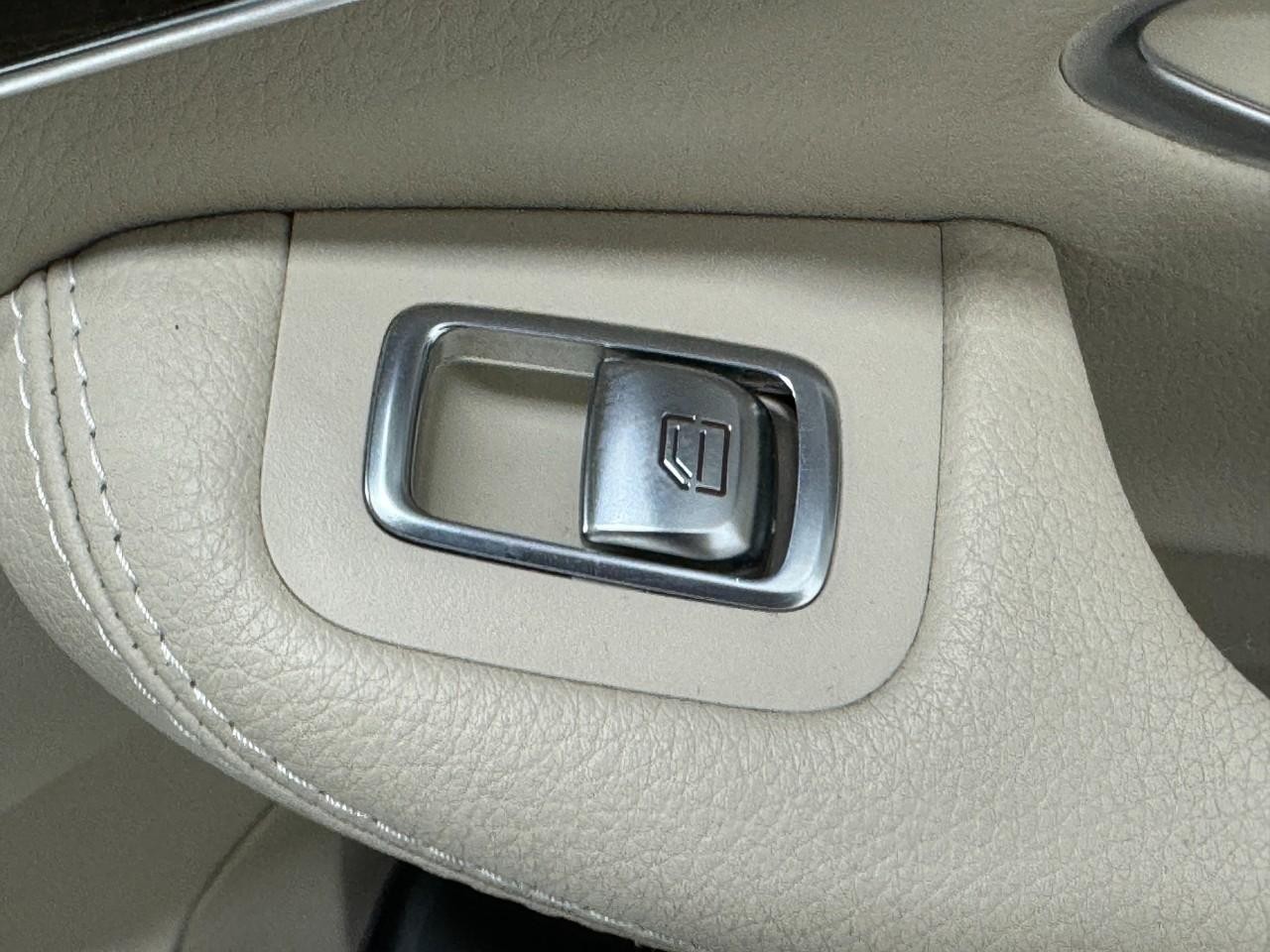 Mercedes-Benz C-Class Vehicle Full-screen Gallery Image 23