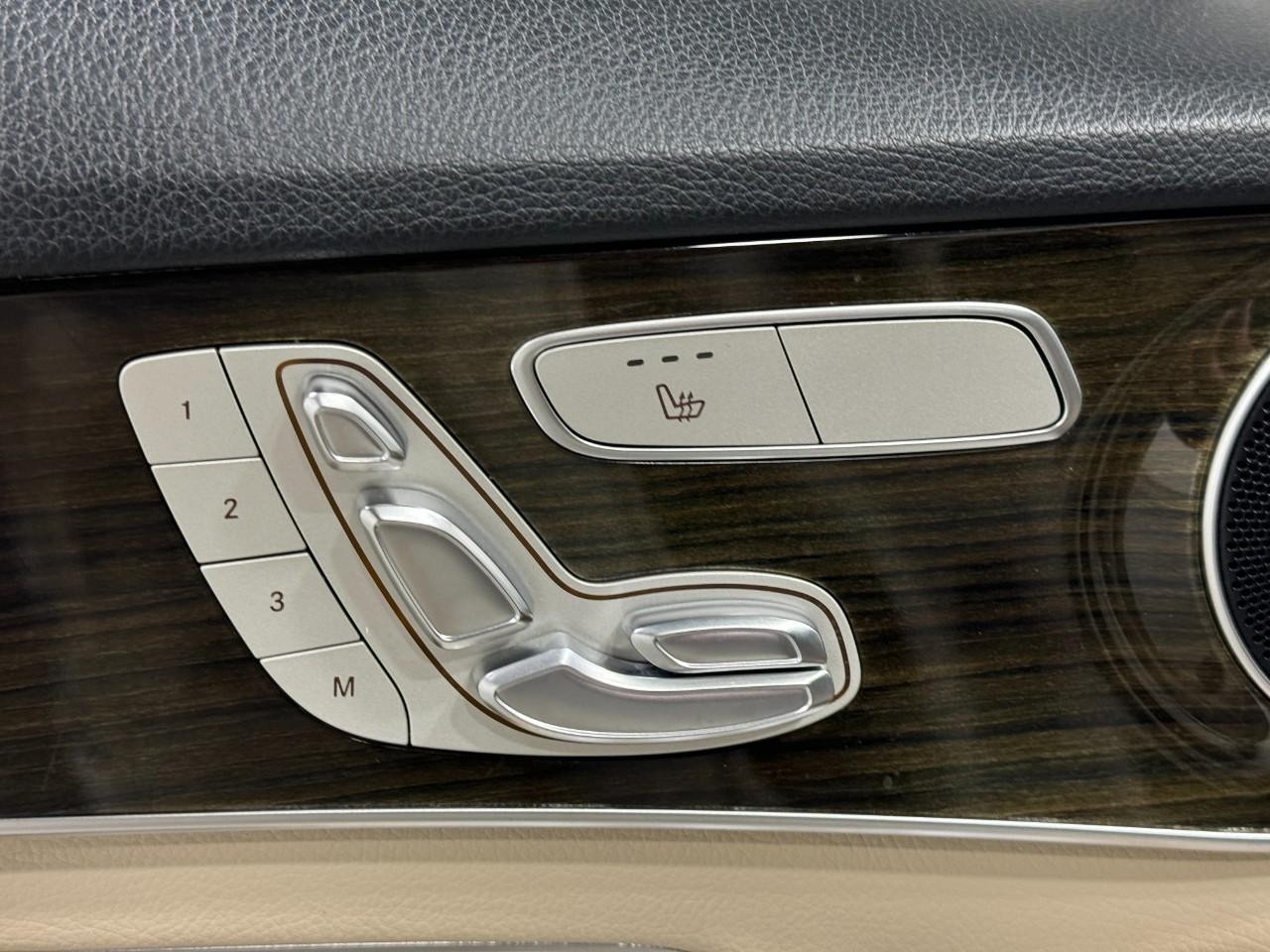 Mercedes-Benz C-Class Vehicle Full-screen Gallery Image 24