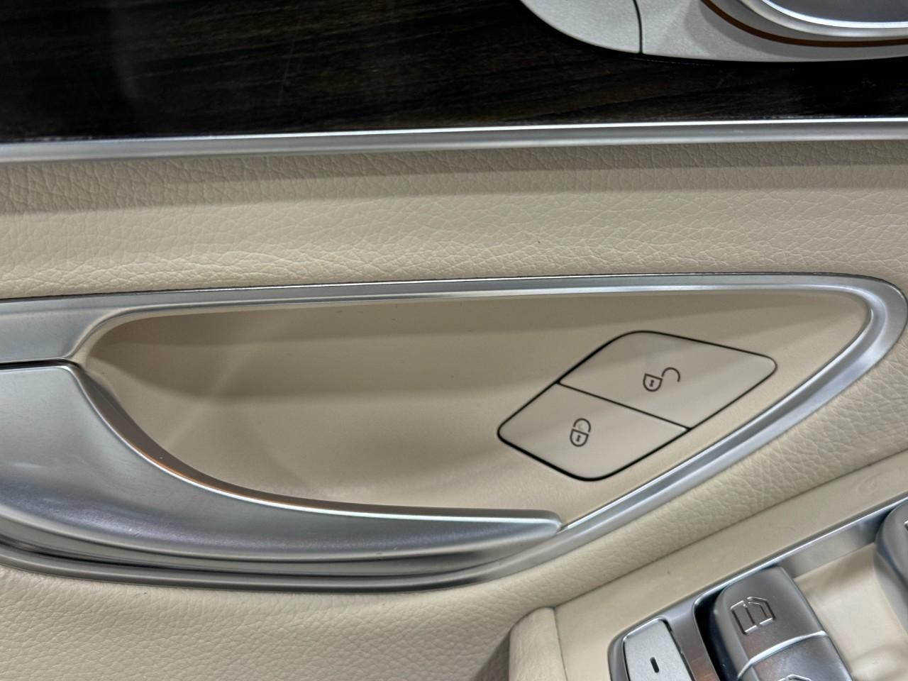 Mercedes-Benz C-Class Vehicle Full-screen Gallery Image 25