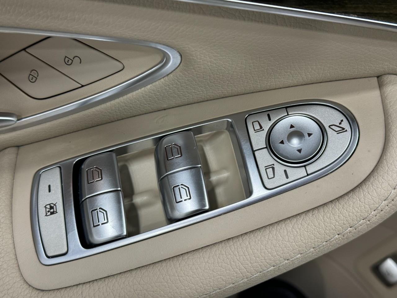 Mercedes-Benz C-Class Vehicle Full-screen Gallery Image 26