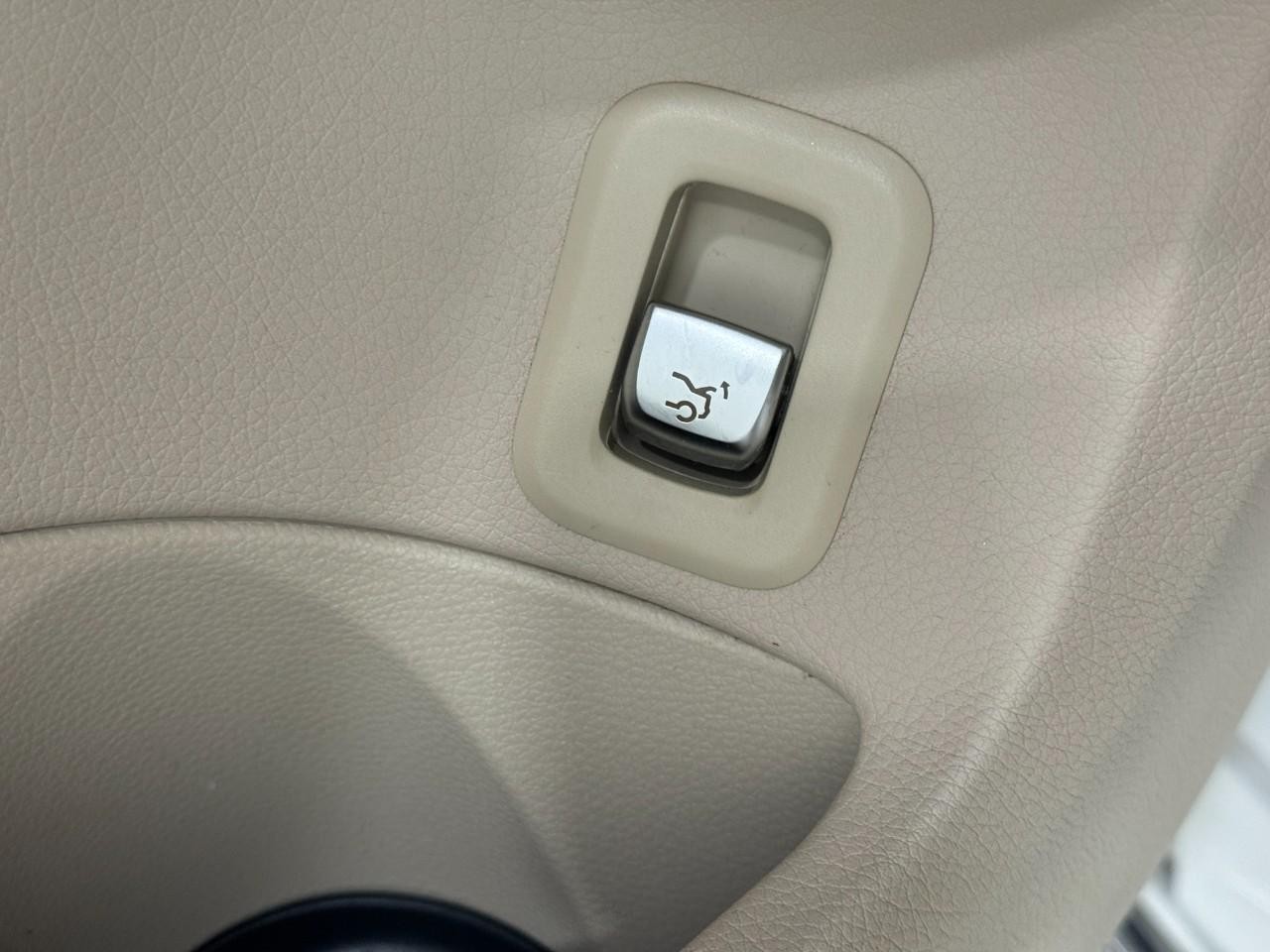 Mercedes-Benz C-Class Vehicle Full-screen Gallery Image 27