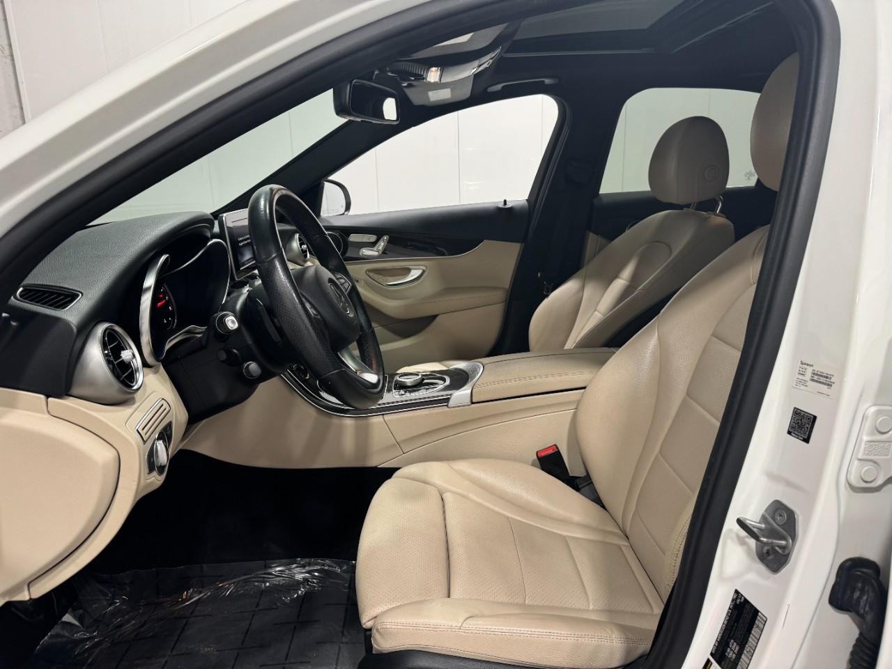 Mercedes-Benz C-Class Vehicle Full-screen Gallery Image 28