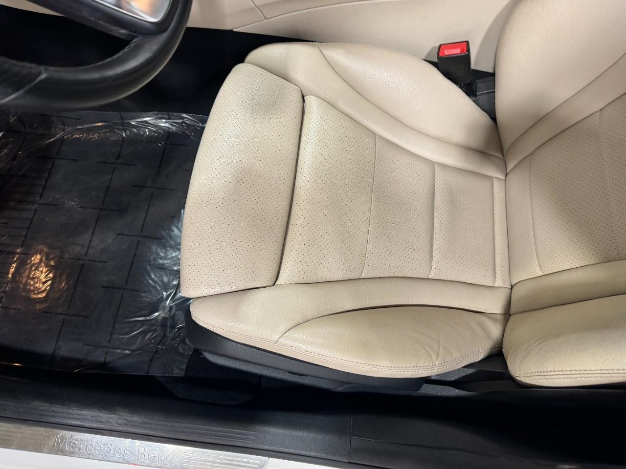 Mercedes-Benz C-Class Vehicle Full-screen Gallery Image 29