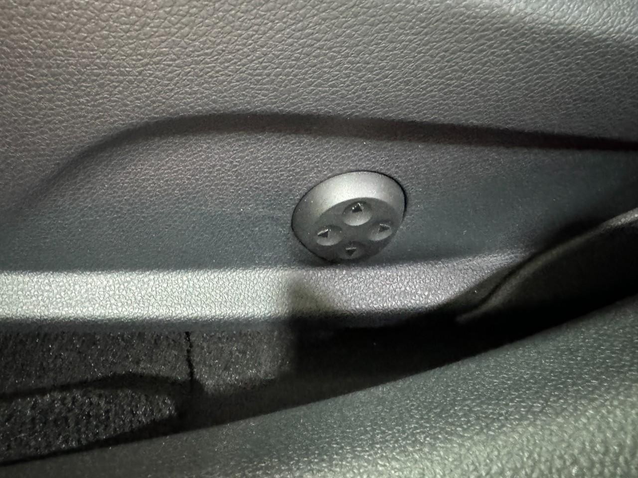 Mercedes-Benz C-Class Vehicle Full-screen Gallery Image 30