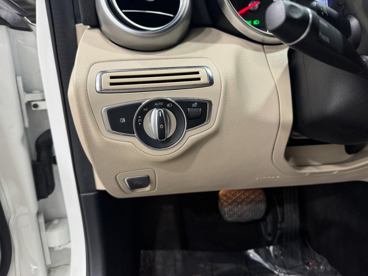 Mercedes-Benz C-Class Vehicle Full-screen Gallery Image 31