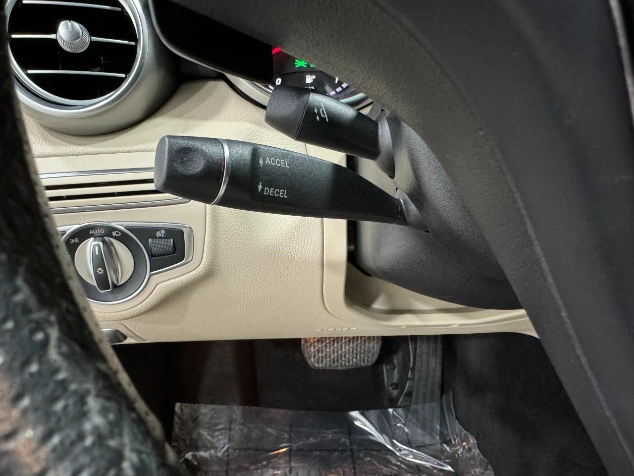 Mercedes-Benz C-Class Vehicle Full-screen Gallery Image 32