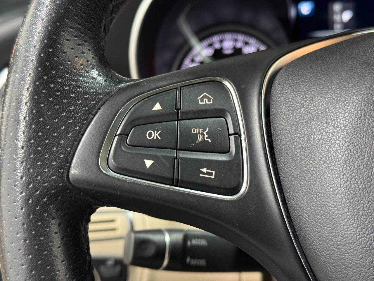 Mercedes-Benz C-Class Vehicle Full-screen Gallery Image 33